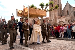 El General Romero Carril porta el pendón de Las Navas de Tolosa.