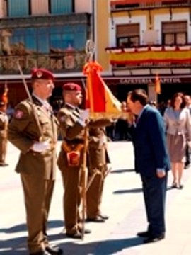 D. Juan Jose Lucas, Besa la Bandera