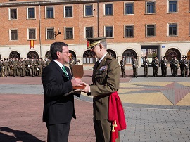 El Presidente de la Dipitación de Burgos, Cesar Rico, recoge el Premio de manos de nuestro General