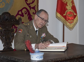 /es/Galerias/Imagenes/unidades/Burgos/san_marcial/Noticias/2018/Firmando_en_el_Libro_de_Honor_de_la_Division.jpg