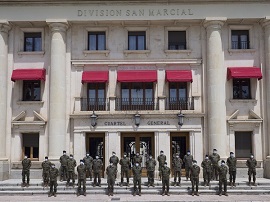Participantes en la reunión en la fachada del CG DIV SM