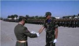 Entrega de un Diploma a un Alumno Distinguido