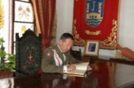 El General Puentes firma en el Libro de Honor del Centro