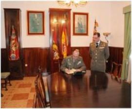 Firma en libro de honor del Centro