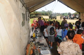 En la tienda de armamento y material