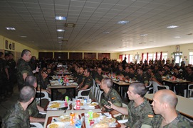 Dirigiéndose a los alumnos en el comedor