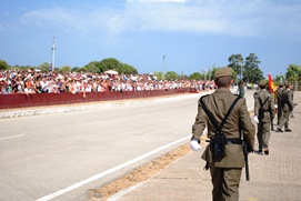 Paso “de a uno” ante la Bandera