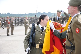 Alumna besando la Bandera