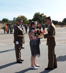 Entrega de un ramo de flores a una madre