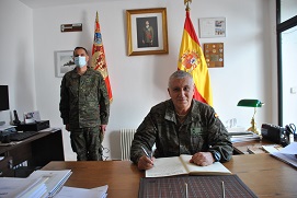 Firma en el libro de Honor del Centro