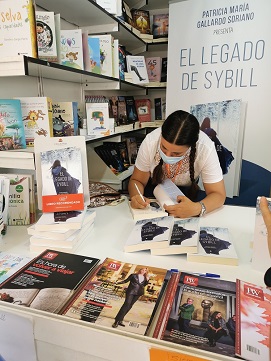 Firmando ejemplares de su novela