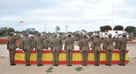 Entregando certificados de superación