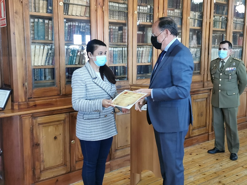 Entrega distinción cabo Patricia Gallardo