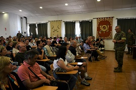 El coronel director recibe a los familiares