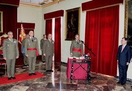 El COMGE jurando su cargo en el Salón del Trono.