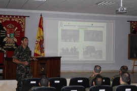 El ponente durante la conferencia.