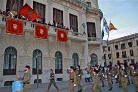 El presidente tremolando el Pendón Real.