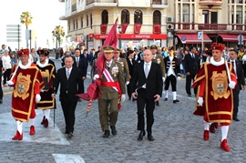 El C0MGE portando el Pendón de Ceuta.