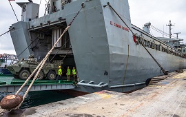 Momento del embarque de un BMRs.