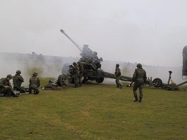 Pieza de artillería haciendo fuego.