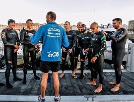 Tcol. Moro dando instrucciones a los nadadores.