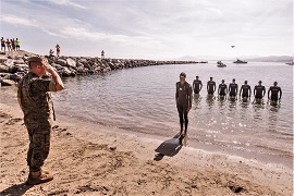 General 2º recibiendo novedades del Cap. Gozalo.