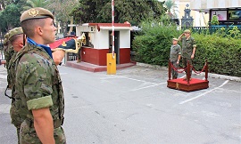 Piquete de honores a su entrada en el C.G.
