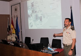 Tcol. González exponiendo en las jornadas.