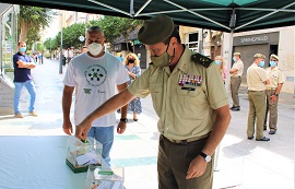 General 2º Jefe haciendo donación de COMGECEU.
