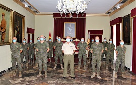 Cadetes con el Comge en el Salón del Trono.