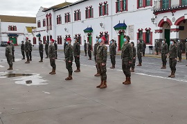El Jefe del Grupo recibe a los nuevos Regulares.