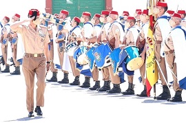 El coronel jefe pasando revista.
