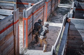 Casa de tiro ejercicio de fuego real