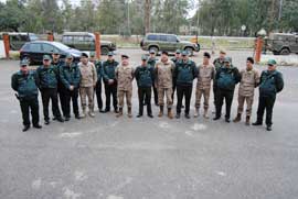 El General con todo el grupo de G. Civiles.