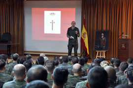 Sbmy Coloma dando la conferencia.