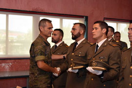 Saludando a los Suboficiales.