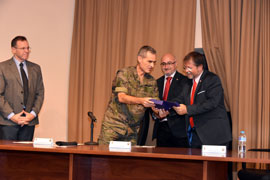 Entregando un recuerdo de la BRI X.