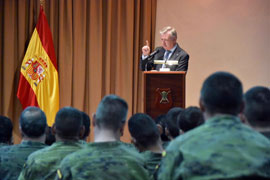Debatiendo en la conferencia.