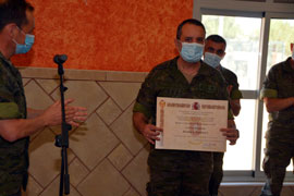 Enseñando el premio.