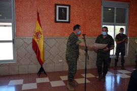 Entrega del premio por el General Olazabal.