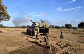 Pieza de artillería disparando