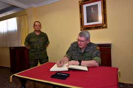 Firma del Libro de Honor.