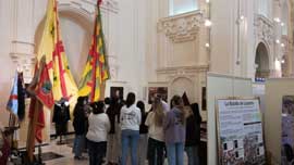 Personal visitando la exposición