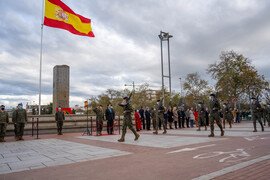 Desfile escuadra gastadores ante autoridades.