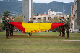 Traslado de la Bandera para su izado.