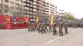 Desfile frente autoridades.