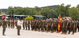 Autoridad pasando revista a la formación.