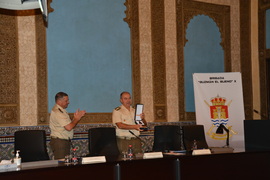 Entrega de obsequio al coronel Borrego.