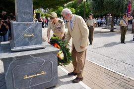Corona de laurel al pie del monolito