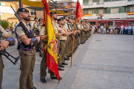 Bandera de España del RAC 10 en formación.